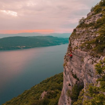 couché de soleil sur le lac du bourget depuis le portledge, nuit en falaise camping insolite