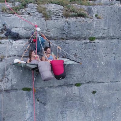 nuit suspendue en falaise, portaledge savoie lac du bourget annecy chambery camping insolite sensations fortes